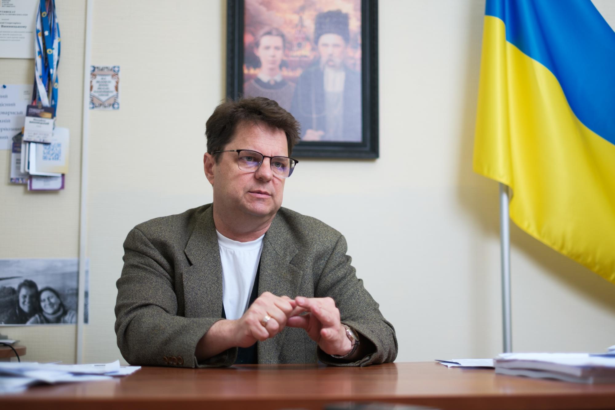 Мами вивозять 17-річних синів за кордон, але вони пишуть НМТ, – Михайло Винницький, МОН